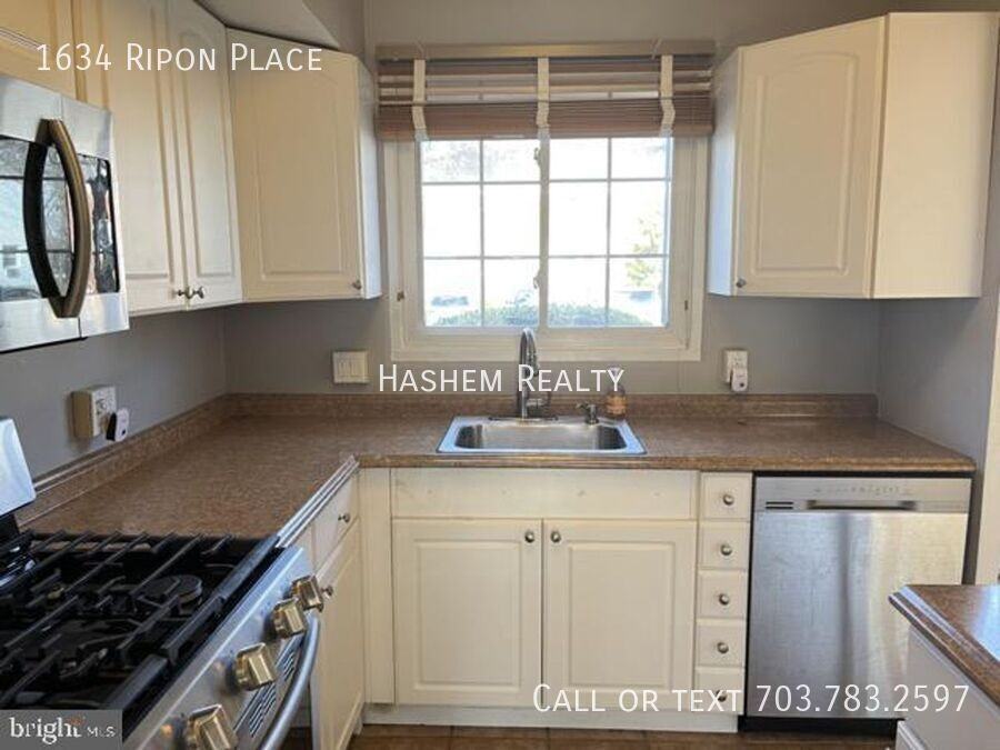 1634 Ripon Pl - Photo 2 of 19