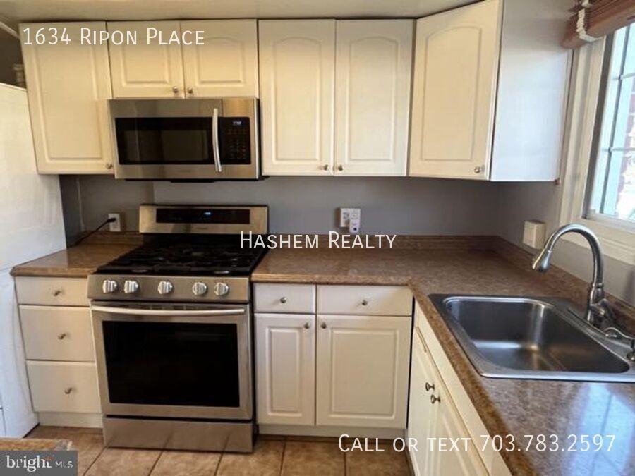 1634 Ripon Pl - Photo 3 of 19