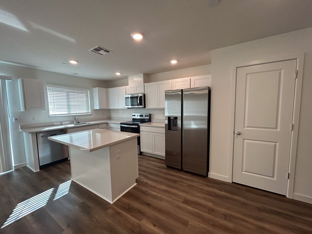 805 Congaree Ln - Photo 2 of 32