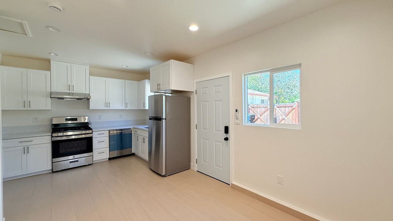 640 Invergarry St - Photo 3 of 11