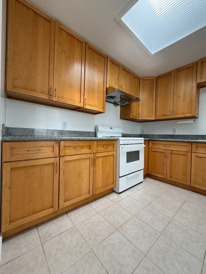 1910 32nd Ave - Photo 5 of 50