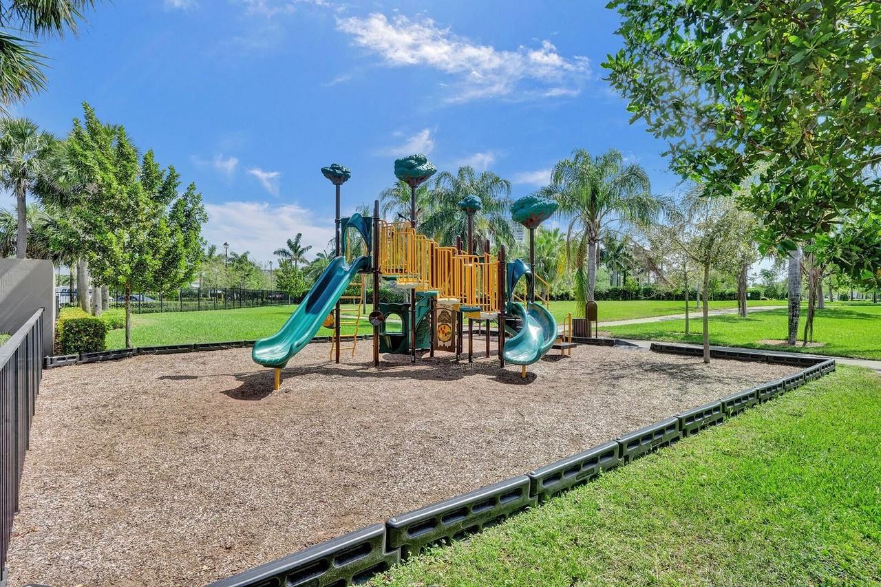 1300 Eucalyptus Dr - Photo 4 of 25