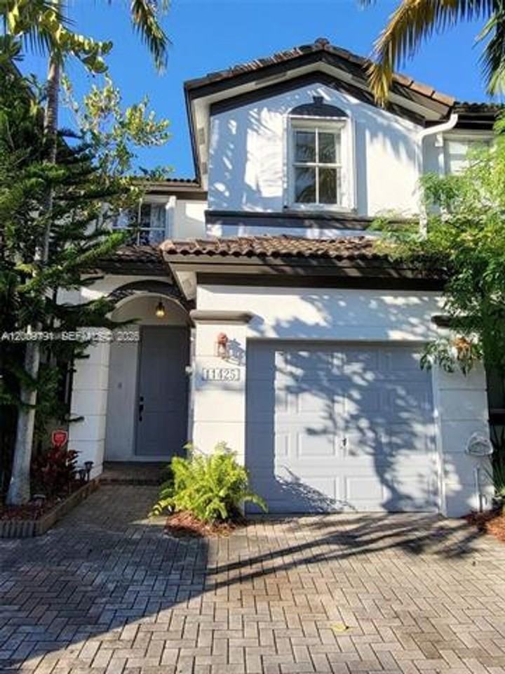 11425 11425 NW 76th Ter th 0 - Photo 2 of 18