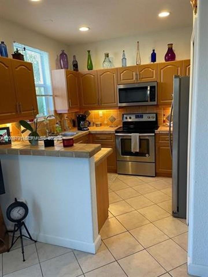 11425 11425 NW 76th Ter th 0 - Photo 7 of 18