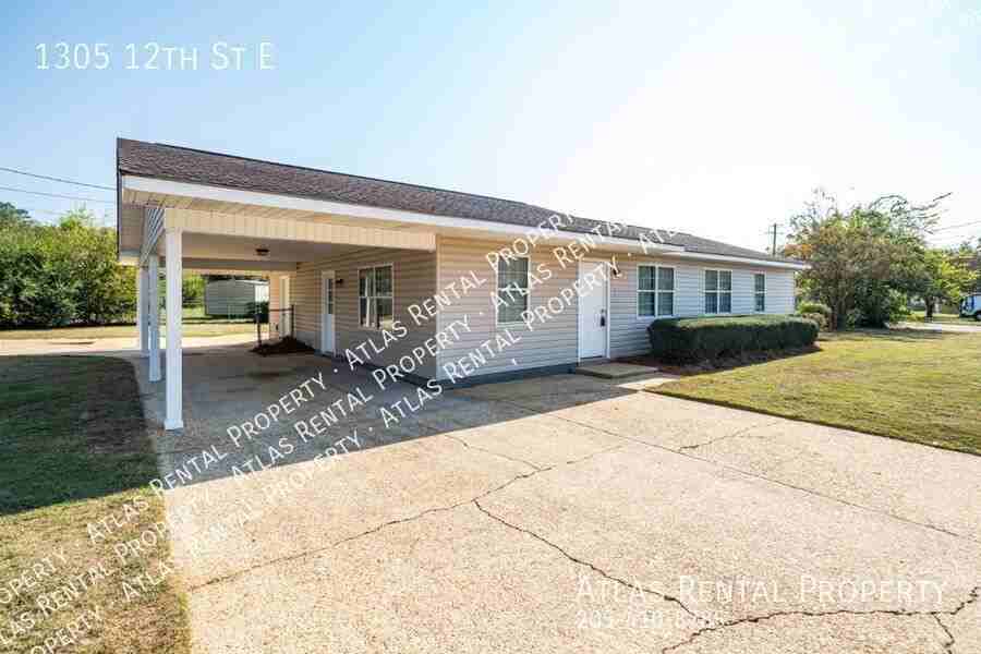 1305 12th St E - Photo 3 of 12