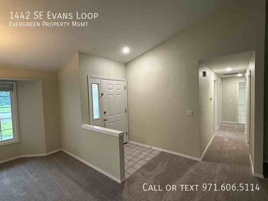 1442 Se Evans Loop - Photo 4 of 36