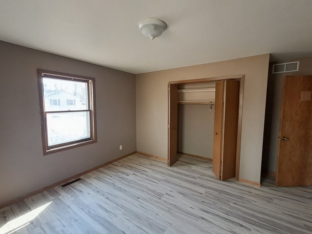 2124 Vermont Ave - Photo 3 of 11