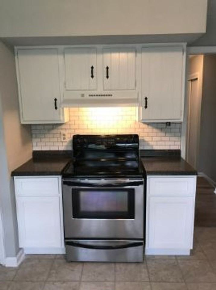 653 Bishop Dr - Photo 2 of 20
