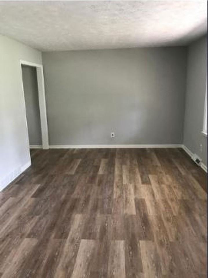 653 Bishop Dr - Photo 3 of 20