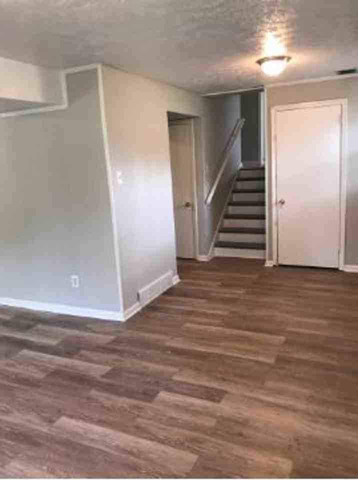653 Bishop Dr - Photo 6 of 20