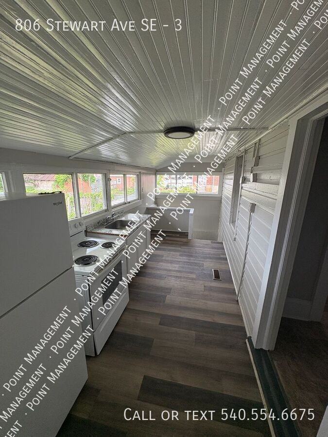 806 Stewart Ave Se #3 - Photo 3 of 5