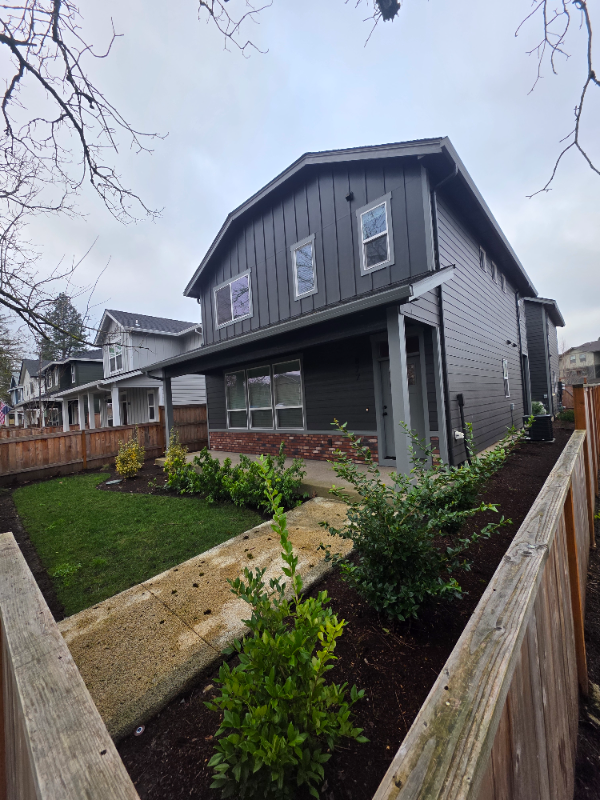 877 Park Ave Ne - Photo 2 of 50