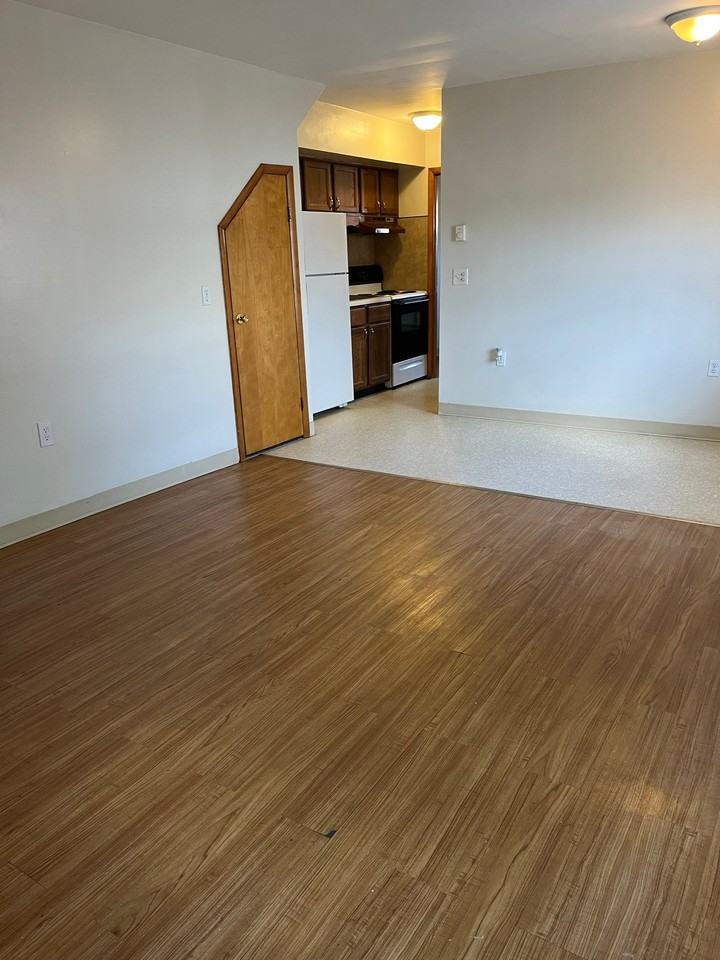 114 Spruce St #B - Photo 3 of 7