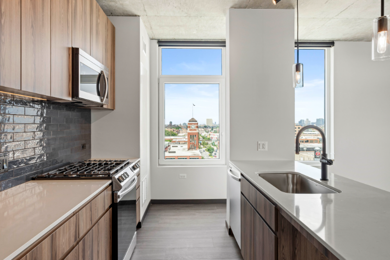 140 N Ashland Ave - Photo 3 of 20