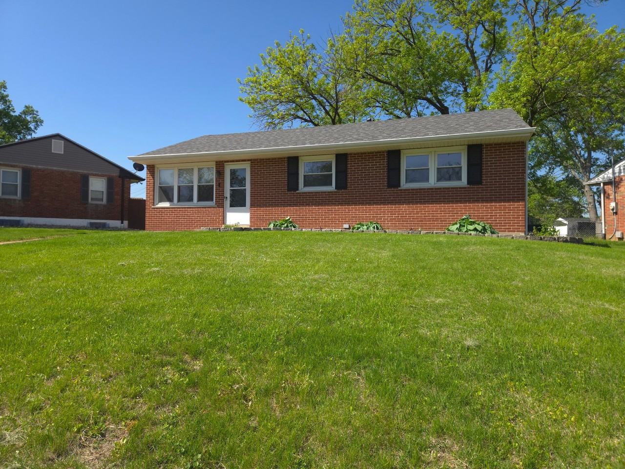 10718 Cathy Dr - Photo 2 of 9