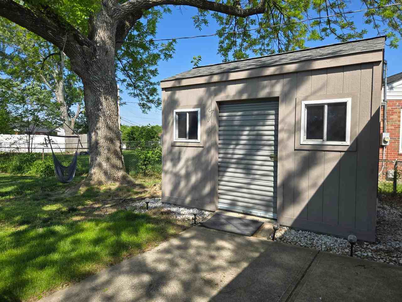 10718 Cathy Dr - Photo 5 of 9