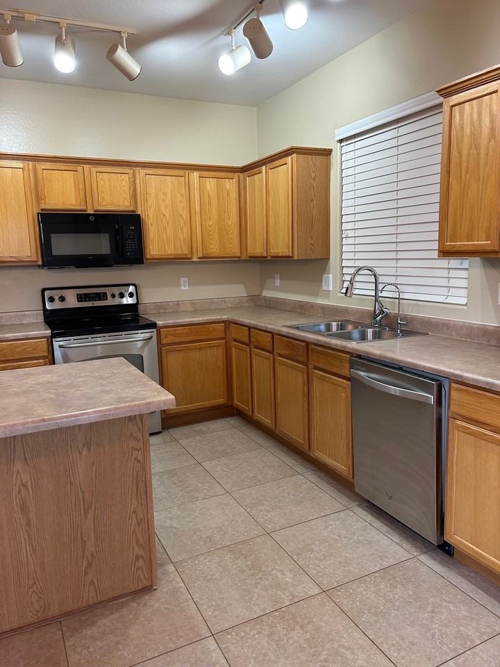 17923 W Port Au Prince Ln - Photo 4 of 19