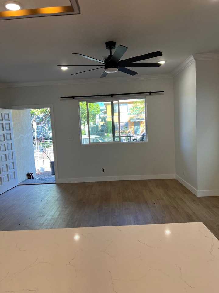 951 N Oxford Ave - Photo 2 of 20