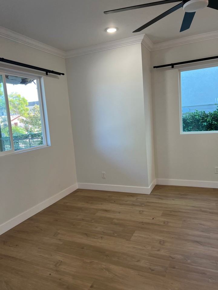 951 N Oxford Ave - Photo 4 of 20