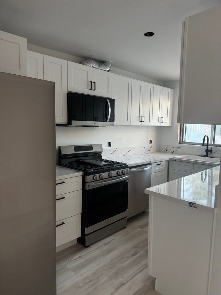 522 N Alexandria Ave #14B - Photo 5 of 12