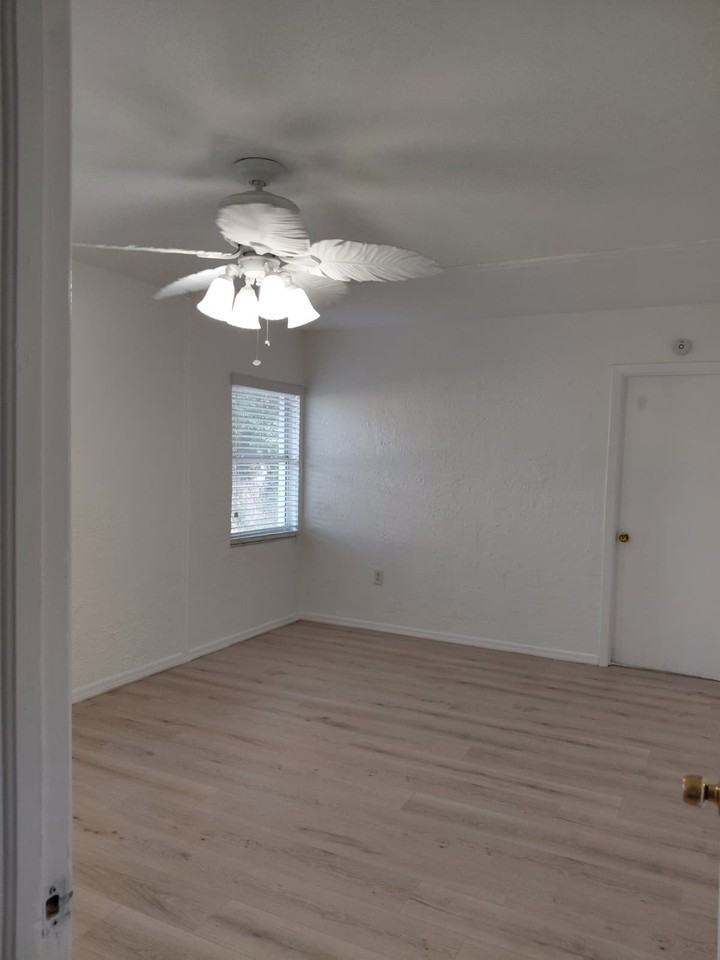 1003 39th Ave W - Photo 3 of 10