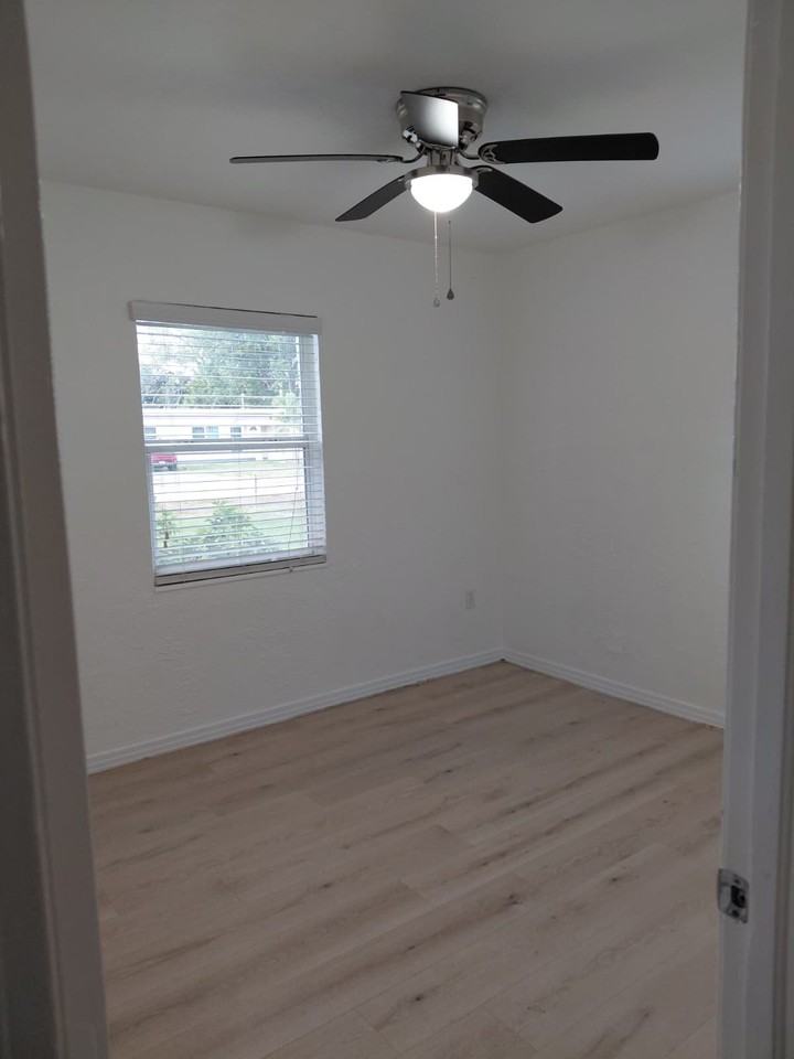 1003 39th Ave W - Photo 6 of 10