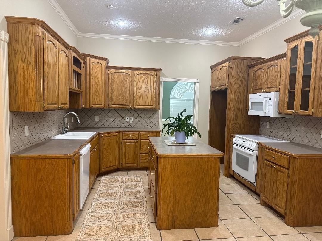 2405 Tyler Ln - Photo 3 of 22
