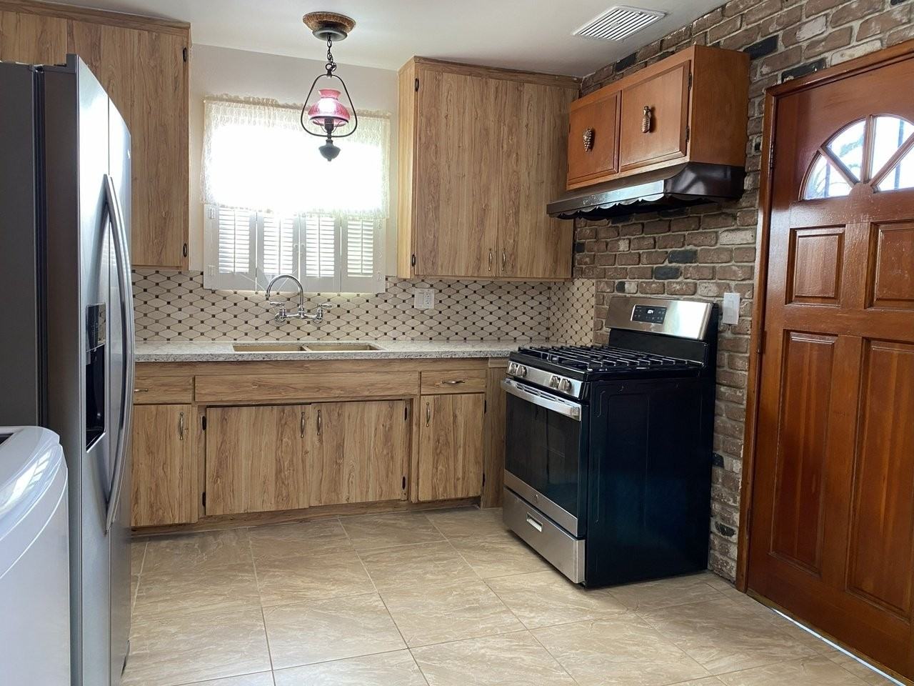 7810 Wilkinson Ave - Photo 4 of 12