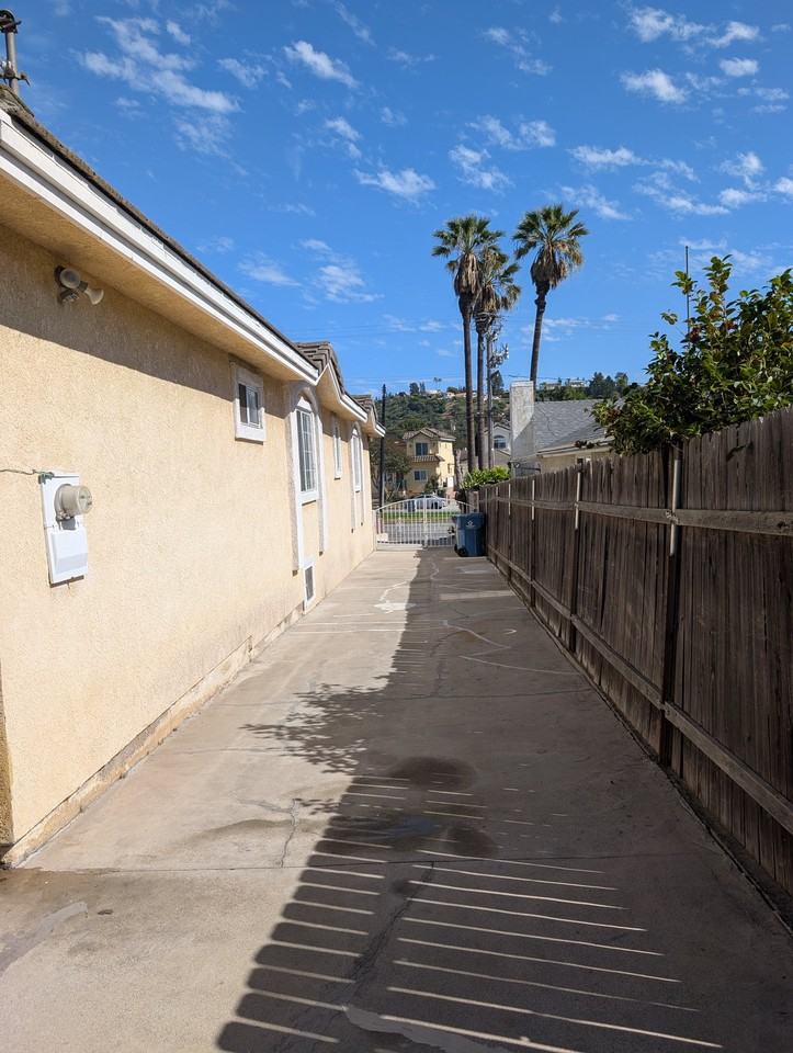 2721 Montezuma Ave - Photo 4 of 16