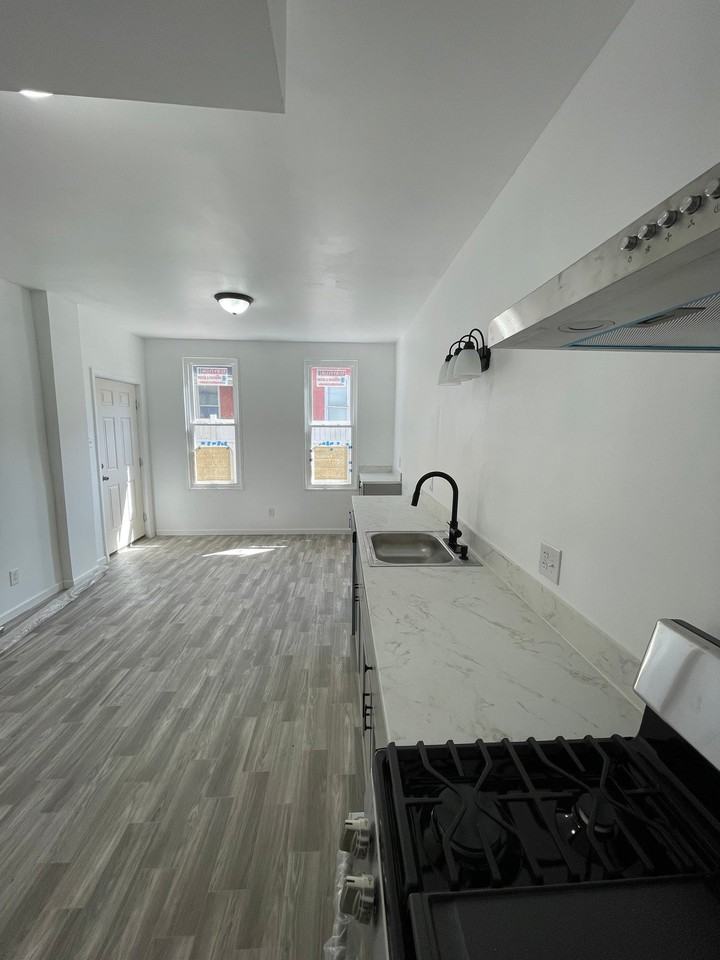 132 N West St - Photo 2 of 12