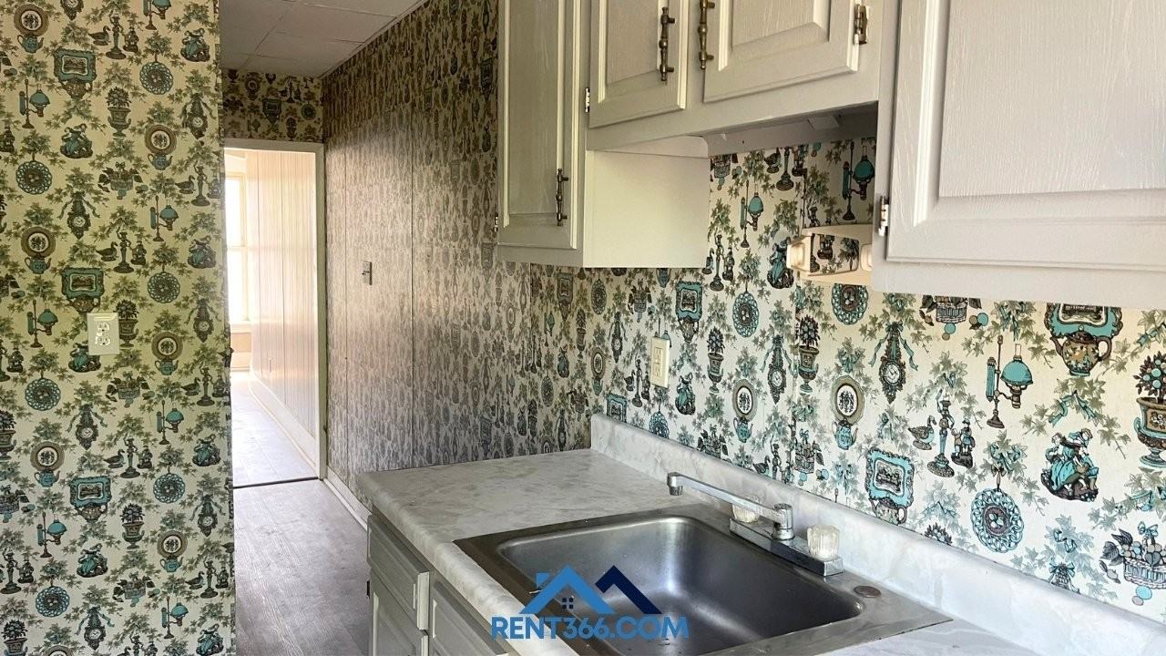 929 Centre St - Photo 3 of 12