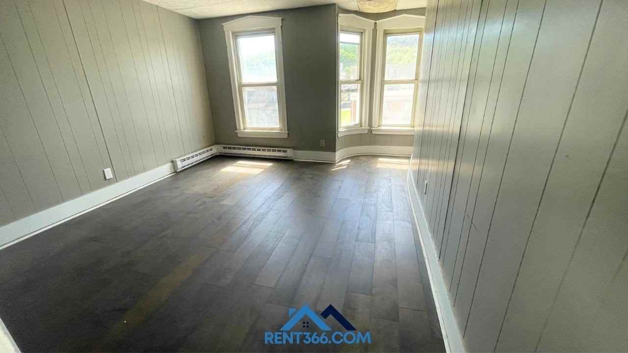 929 Centre St - Photo 4 of 12