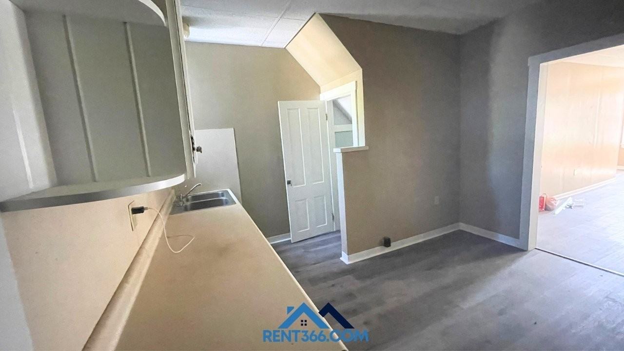 929 Centre St - Photo 3 of 19