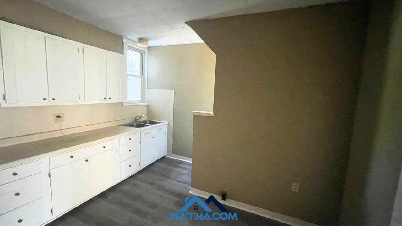 929 Centre St - Photo 4 of 19