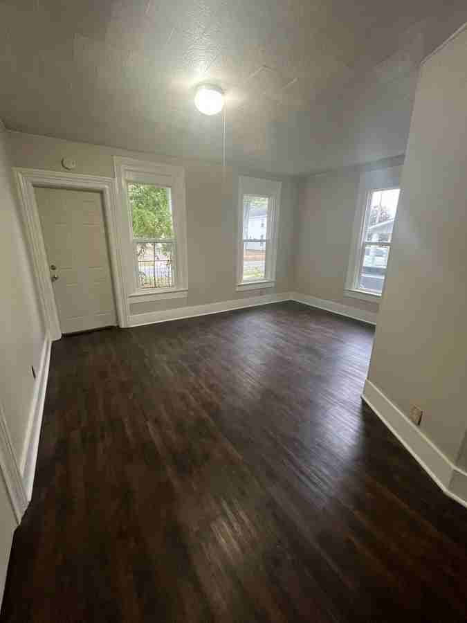305 E Grove St - Photo 3 of 7