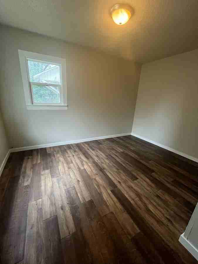 305 E Grove St - Photo 4 of 7