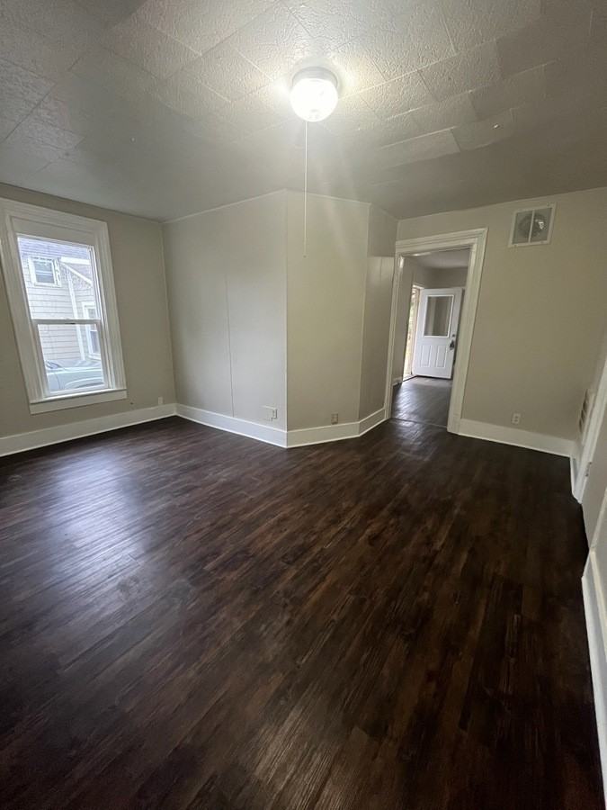 305 E Grove St - Photo 5 of 7