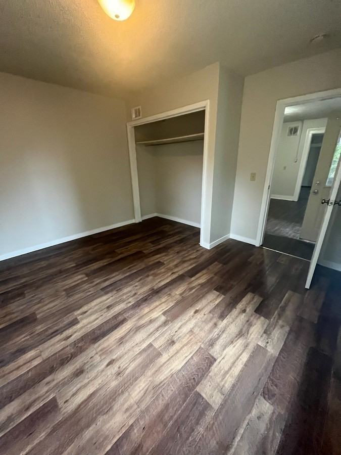 305 E Grove St - Photo 6 of 7
