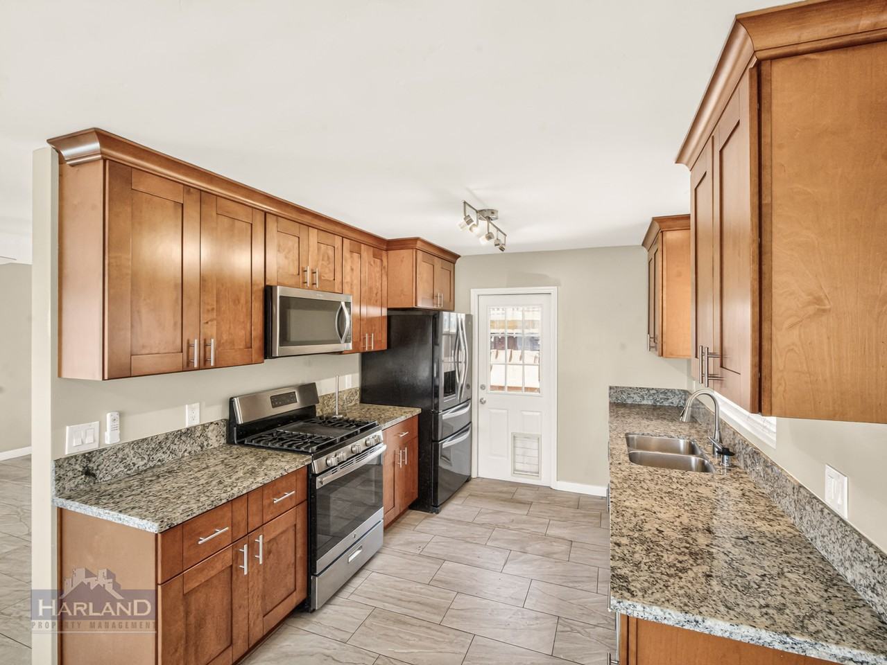 1628 S Pacific St - Photo 2 of 17