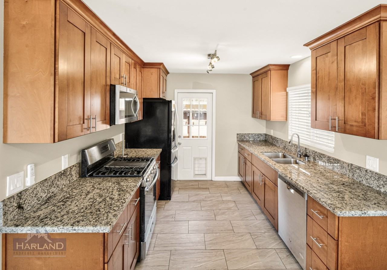 1628 S Pacific St - Photo 3 of 17