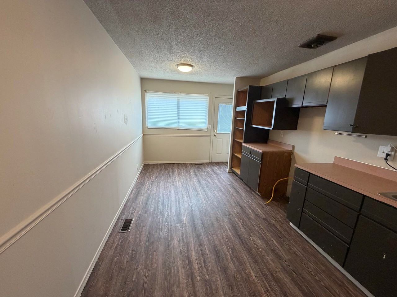 1612 Crestview Dr - Photo 3 of 15