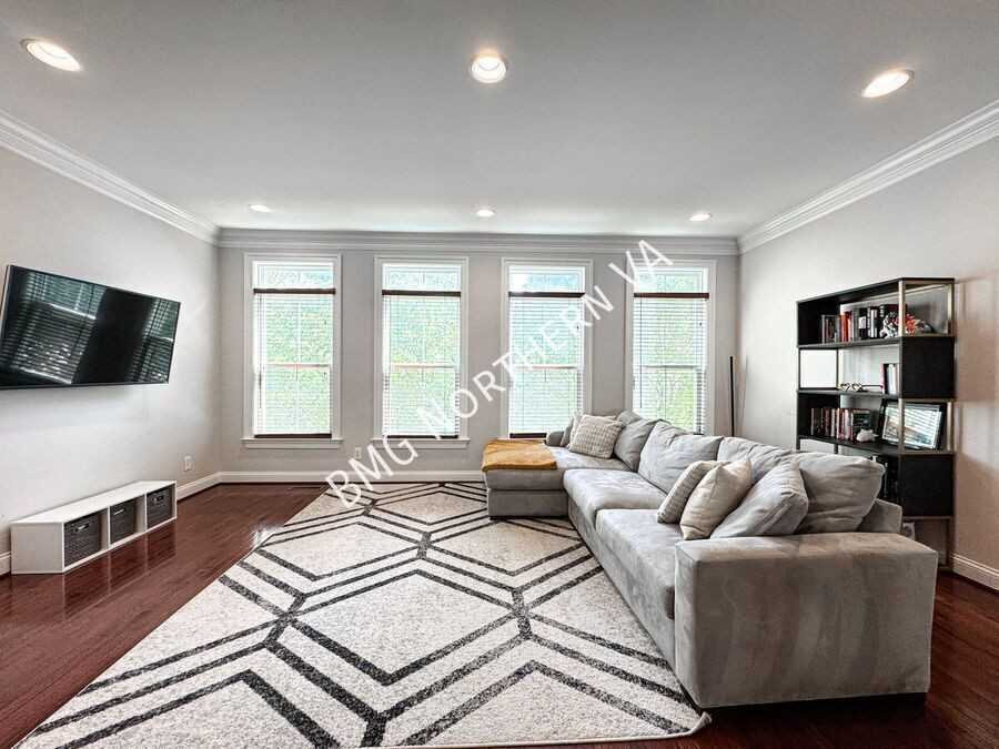 9471 Canonbury Sq - Photo 3 of 28