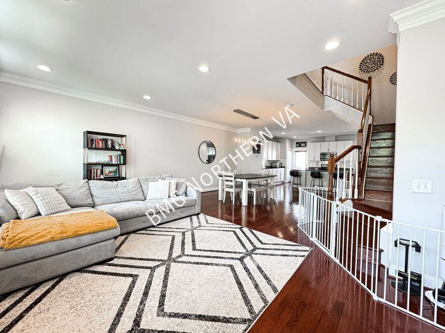 9471 Canonbury Sq - Photo 4 of 28