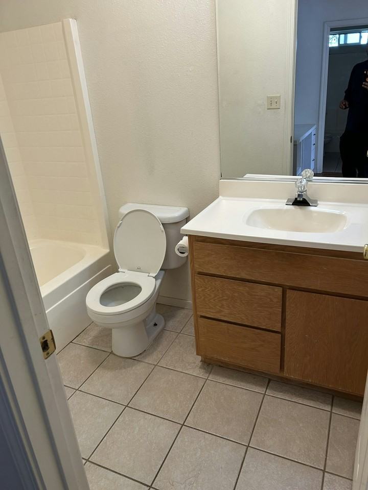 1011 Elizabeth Lane - Photo 2 of 11