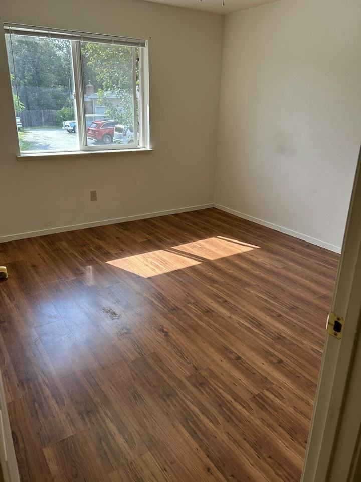 1011 Elizabeth Lane - Photo 3 of 11