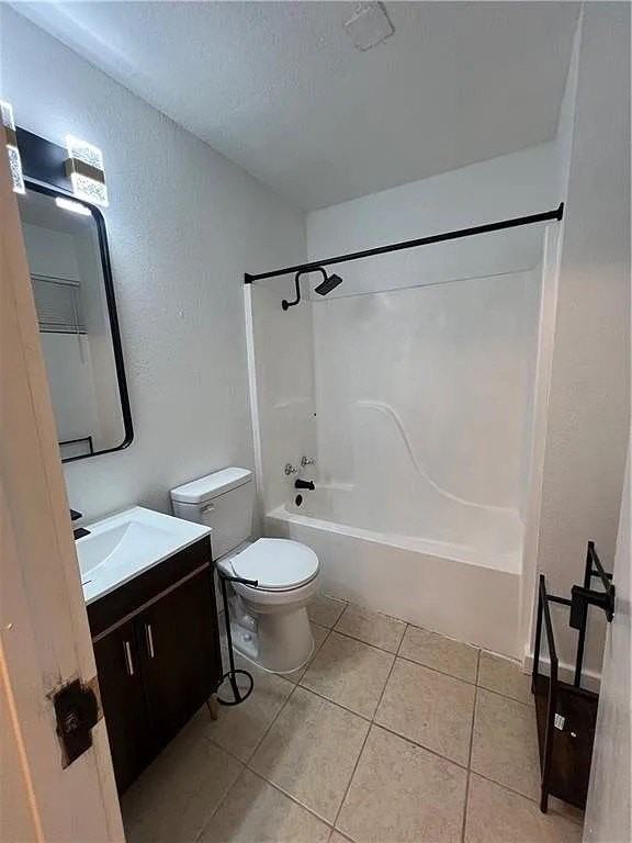 737 N 12th St #D - Photo 3 of 11