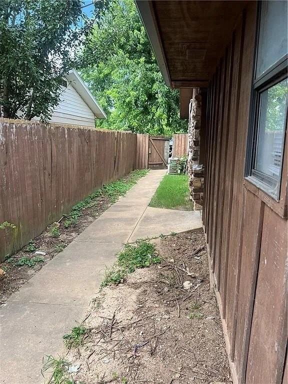 737 N 12th St #D - Photo 4 of 11