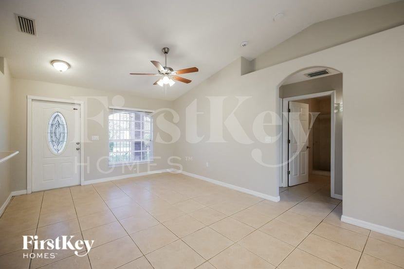 652 Keller St E - Photo 3 of 15
