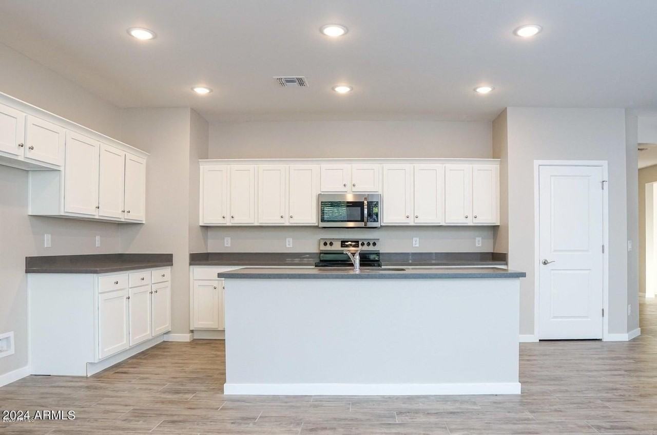16013 N 65th Ave - Photo 4 of 26