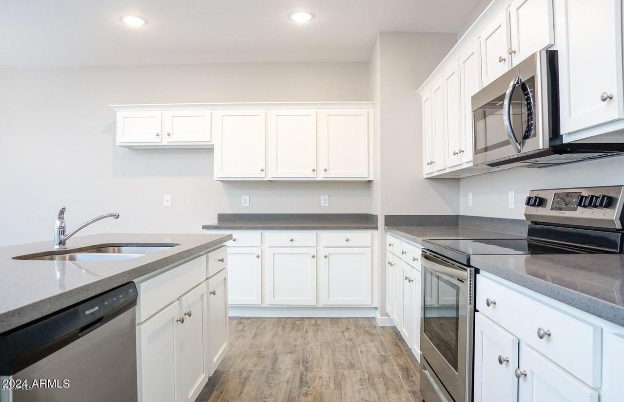 16013 N 65th Ave - Photo 5 of 26